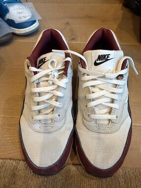 Nike Men's Air Max 90 White and Burgundy Low Profile Sneakers